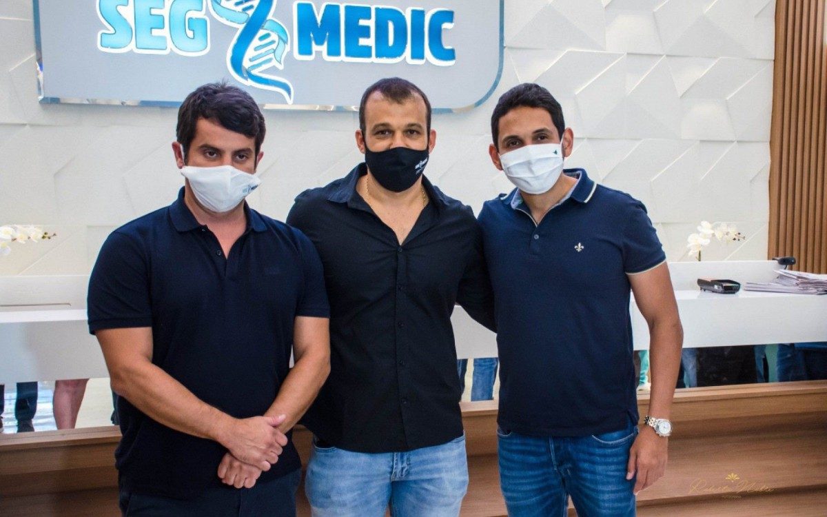 O deputado federal, Dr. Luizinho, Henrique Vieira e o prefeito de Nilópolis Abraaozinho David.