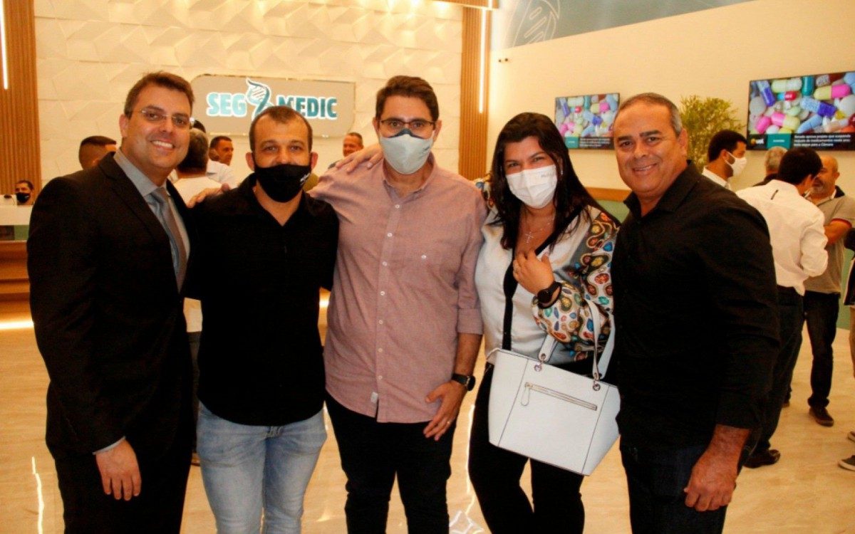 Henrique Vieira recebeu o carinho de amigos e médicos, entre eles o secretário de Saúde de Nova Iguaçu, Dr. Luiz Carlos Nobre Cavalcanti (camisa rosa).