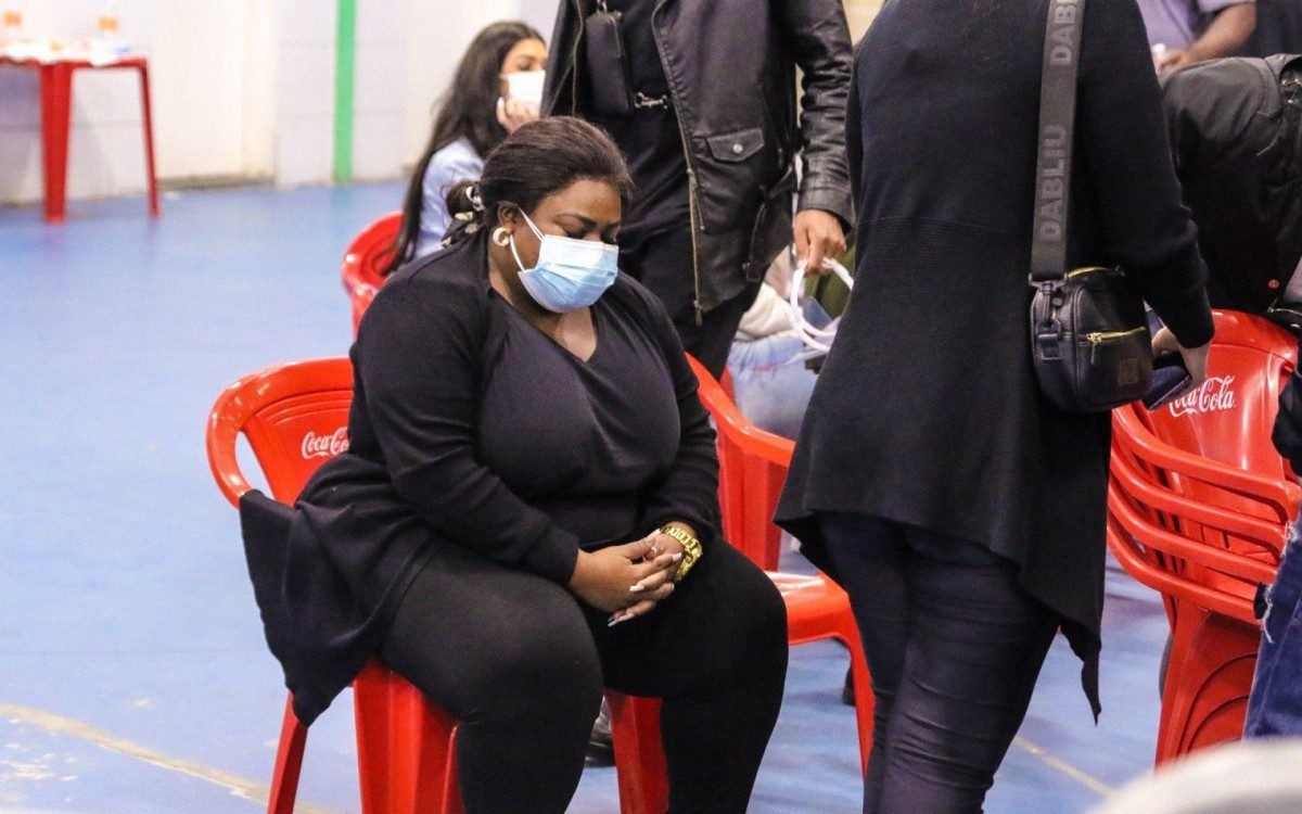 Jojo Todynho se emociona no velório de MC Kevin, na quadra da Unidos de Vila Maria, na Zona Norte de São Paulo, nesta terça-feira