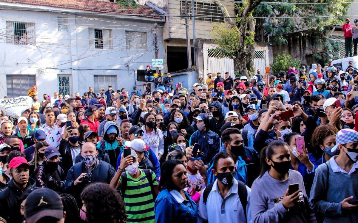 Corpo de MC Kevin deixa quadra da Unidos de Vila Maria rumo ao local do sepultamento