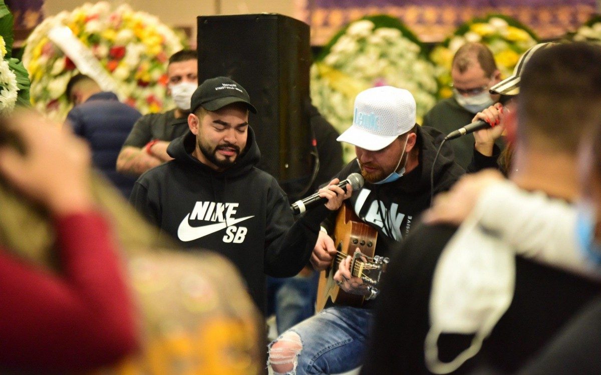 Yudi Tamashiro se emociona no velório de MC Kevin