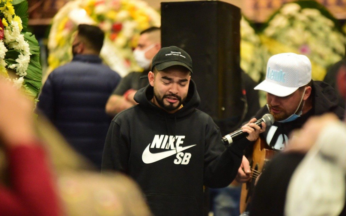 Yudi Tamashiro se emociona no velório de MC Kevin