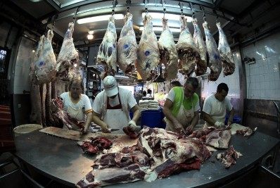 Produtores de carne argentinos respondem com greve à suspensão das exportações