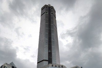 Arranha-céu balança por motivo desconhecido e causa pânico