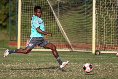 Cazares não faz pressão por titularidade no Fluminense: 'Estou aqui para ajudar'