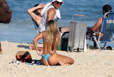 Carol Portaluppi dá ajeitadinha no biquíni em praia do Rio