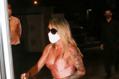 Mulher que disse estar com MC Kevin tenta fugir dos fotógrafos após depoimento