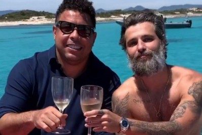 Bruno Gagliasso e Ronaldo se encontram em cenário paradisíaco na Espanha