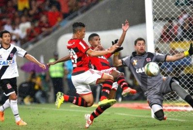 Ex-meia diz que Vasco foi 'roubado' na final do Carioca em 2014: 'Flamengo é f...'