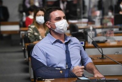 Flávio Bolsonaro causa nova discussão em sessão da CPI no Senado