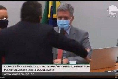 Vídeo: deputado bolsonarista agride petista em sessão na Câmara sobre Cannabis