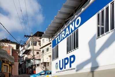 Criminosos roubam carro e colidem em veículos durante fuga 