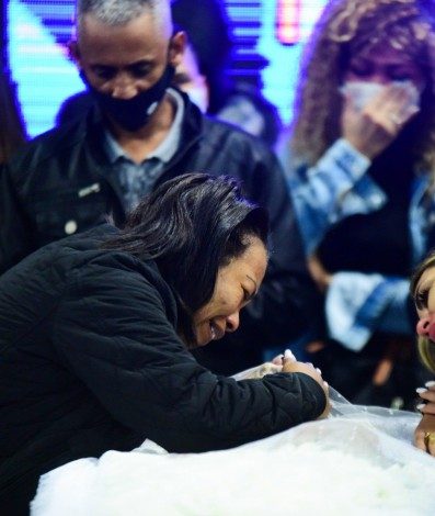 Valquiria Nascimento, mãe de MC Kevin, no velório do cantor, na quadra Unidos de Vila Maria, Zona Norte de São Paulo, nesta terça-feira - Ag. News