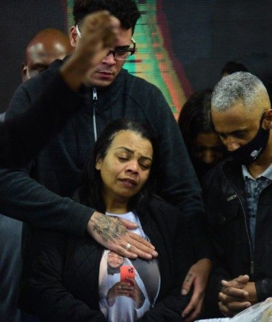 Valquiria Nascimento, mãe de MC Kevin, no velório do cantor, na quadra Unidos de Vila Maria, Zona Norte de São Paulo, nesta terça-feira - Ag. News