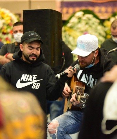 Yudi Tamashiro se emociona no velório de MC Kevin - Ag. News