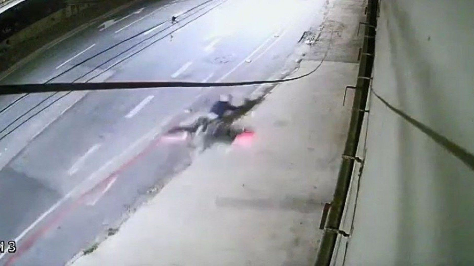 V&iacute;deo: Suspeito 'voa' sobre escadaria e cai durante fuga em Belo Horizonte