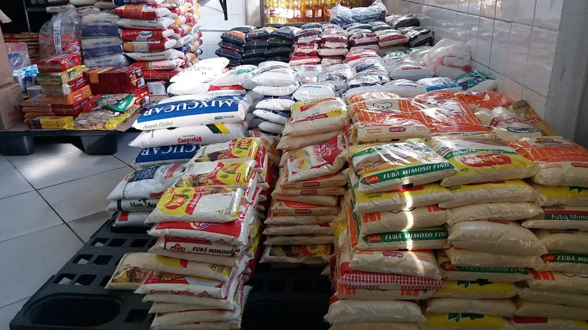 Drive-thru arrecada tr&ecirc;s toneladas de alimentos em Volta Redonda