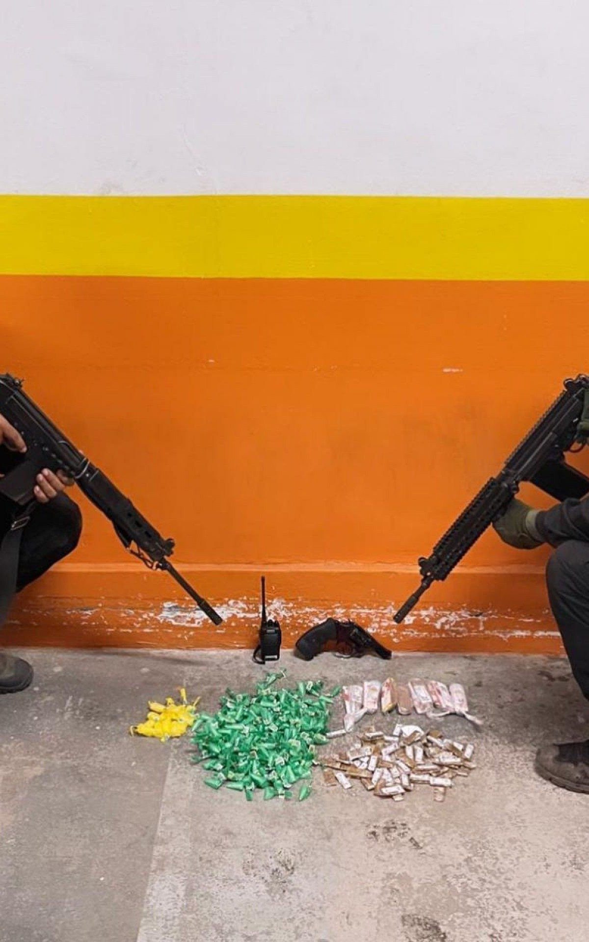 Policiais militares com o material apreendido com o bandido ferido