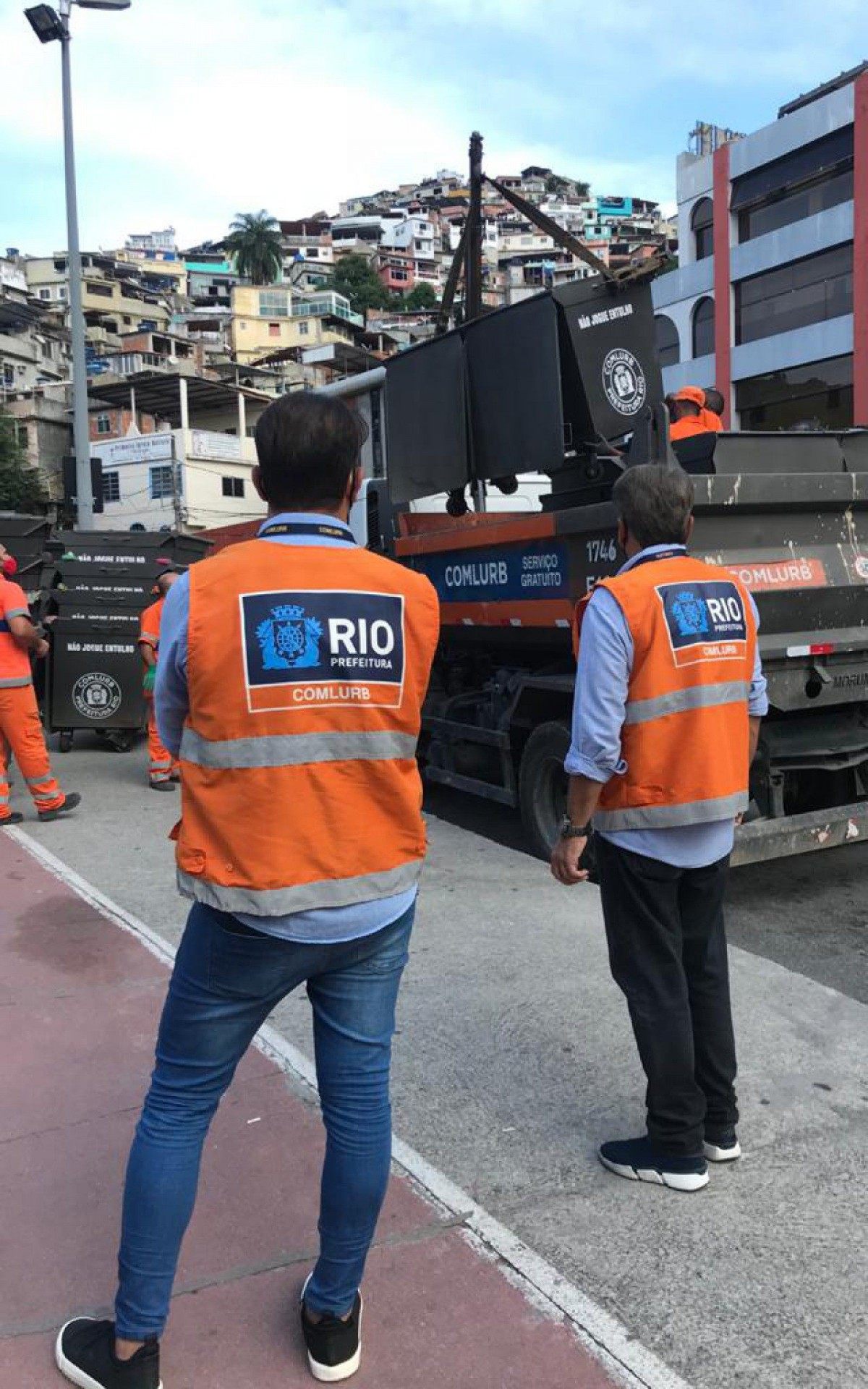 Com caminhões adaptados, Comlurb lançou nesta quarta nova logística de coleta domiciliar no Vidigal