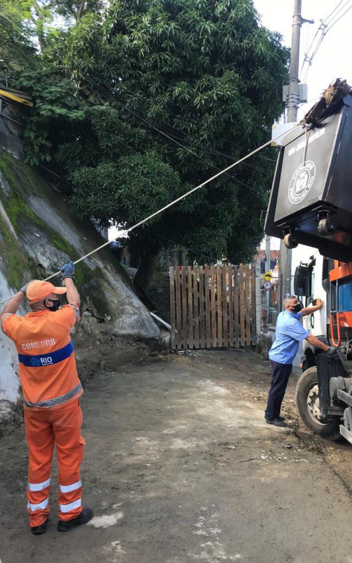 Com caminhões adaptados, Comlurb lançou nesta quarta nova logística de coleta domiciliar no Vidigal