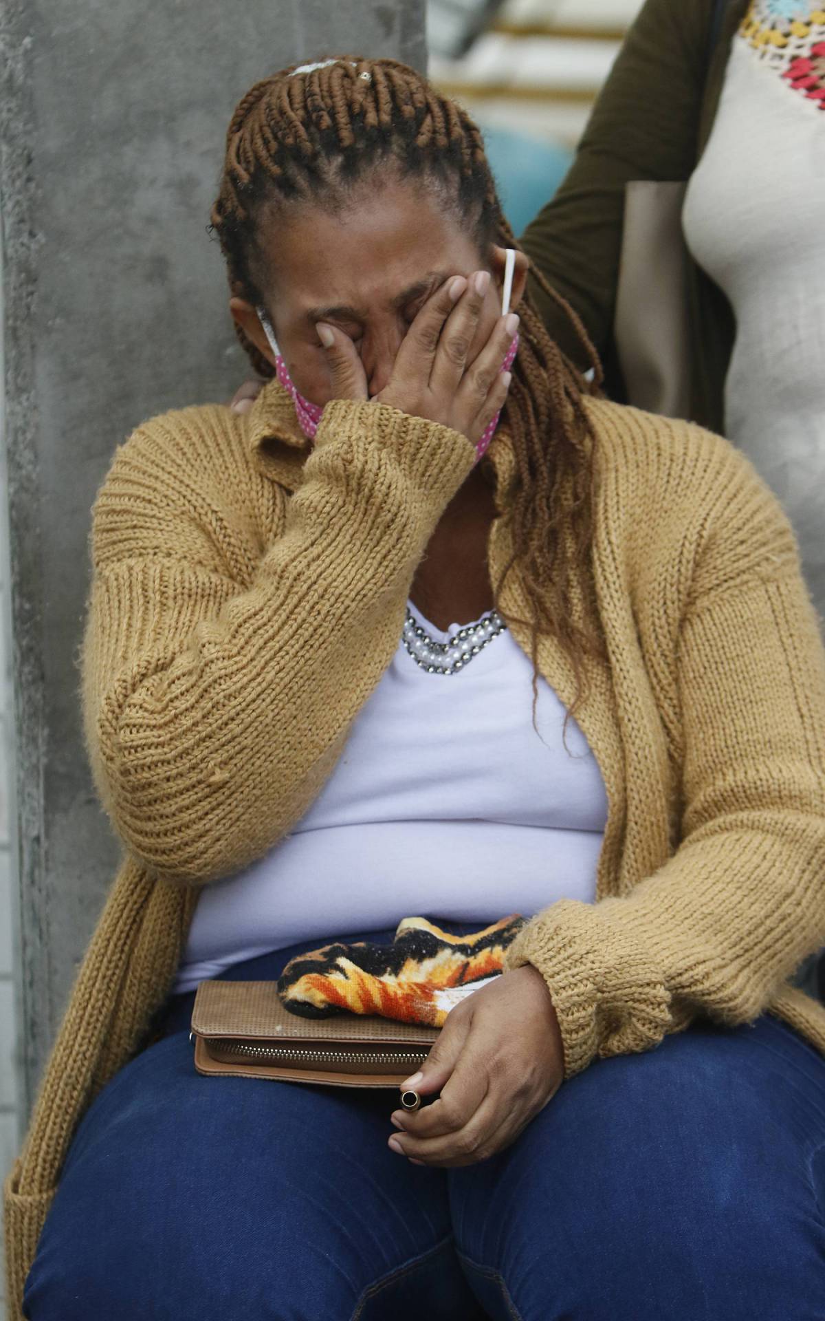 Policia - Familiares de Edvaldo Viana, de 42 anos, foram no IML para a libera&ccedil;ao do corpo e pedem por justi&ccedil;a. Alem dele, uma segunda pessoa tambem morreu baleada. Edvaldo Viana, de 42 anos, foi morto na noite desta ter&ccedil;a-feira (18), na Cidade de Deus, na Zona Oeste do Rio. O mototaxista e um homem que estava na garupa da moto foram baleados debaixo de um viaduto que da acesso a comunidade. Moradores acusam a PM pelas duas mortes. Na foto, Mirian dos Santos, 49 anos. Esposa da vitima.