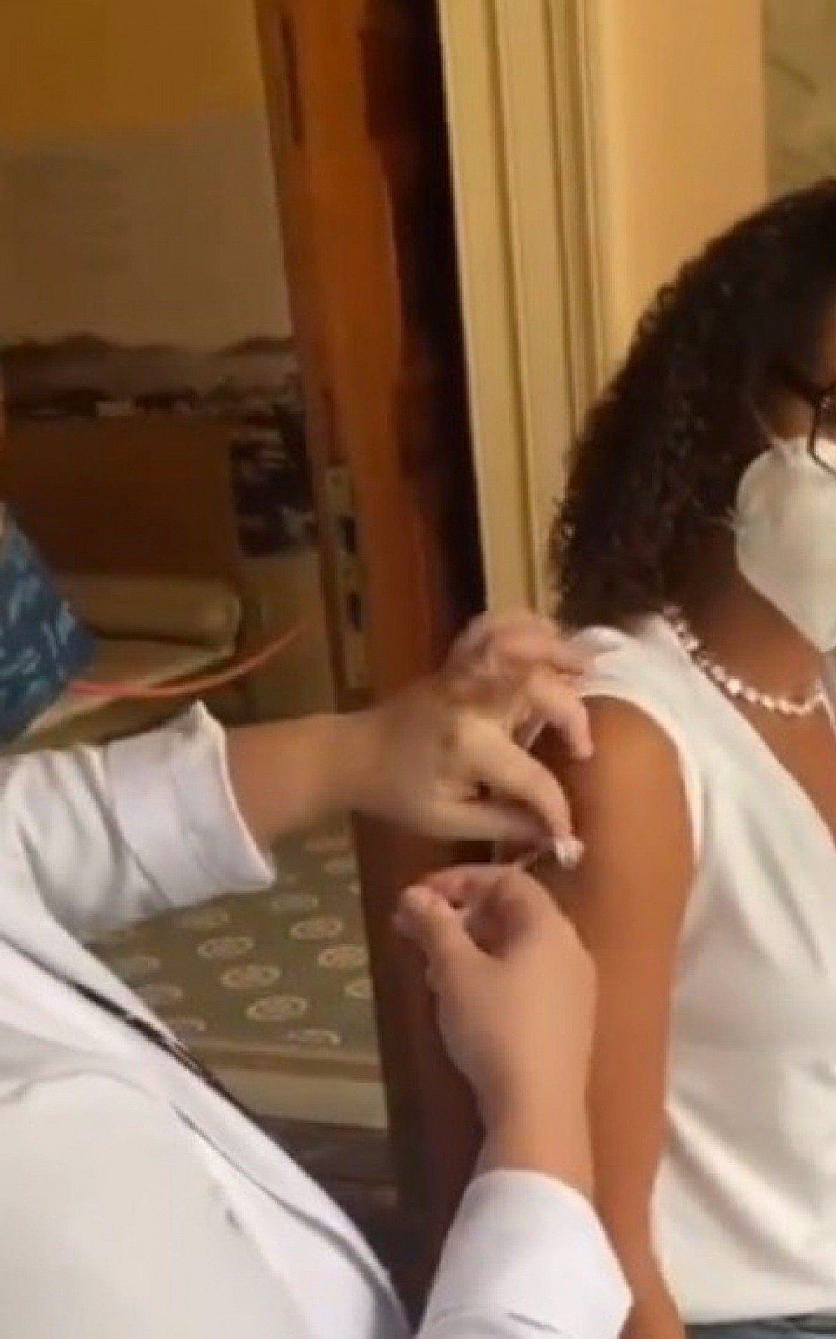 Ta&iacute;s Araujo recebe vacina contra covid-19