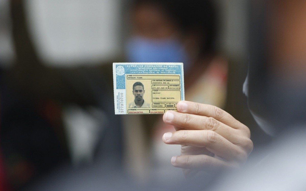 Familiares do mototaxista compareceram ao IML do Centro do Rio de Janeiro para reconhecimento do corpo, nesta quarta-feira (19)