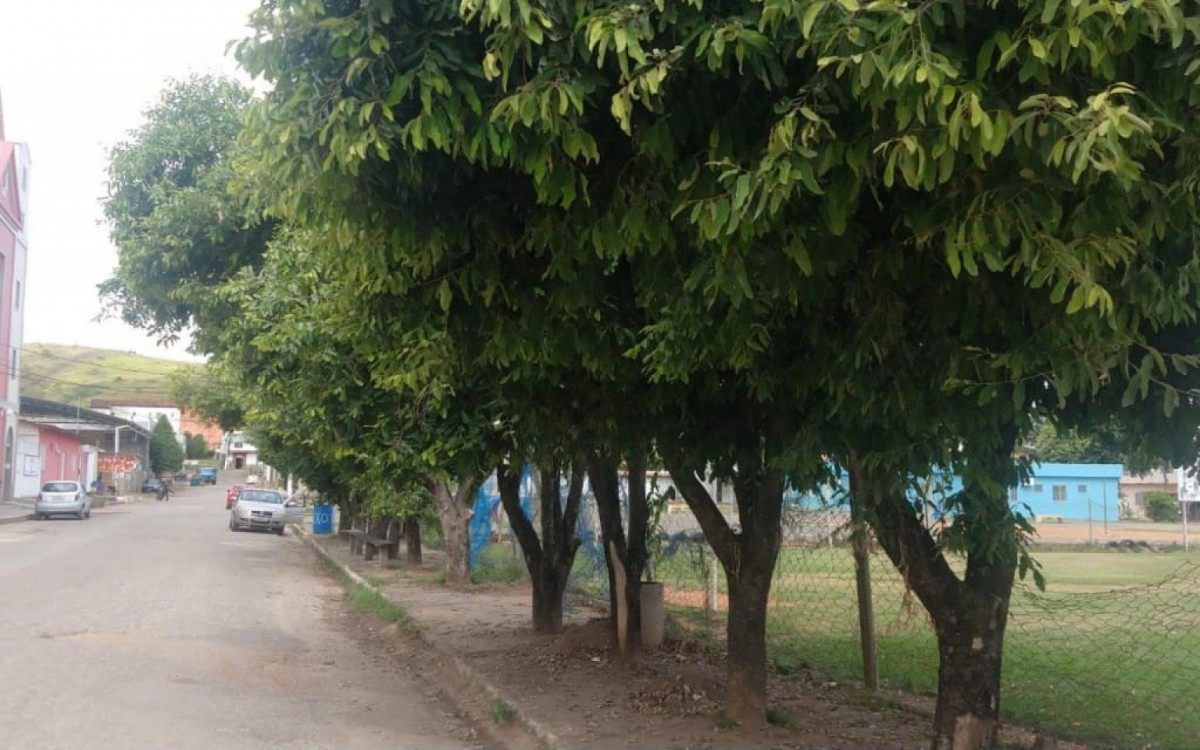 A praça pública, o valão e diversas ruas do bairro Boa Fortuna estariam sem assistência da prefeitura, segundo alguns moradores.