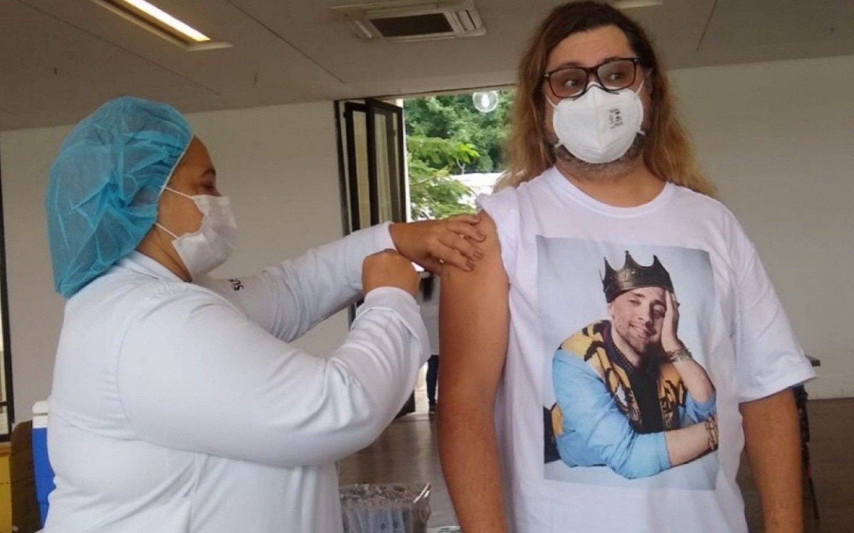Marcus Majella recebe a primeira dose da vacina contra a covid-19 usando camisa com rosto de Paulo Gustavo - Ag. News