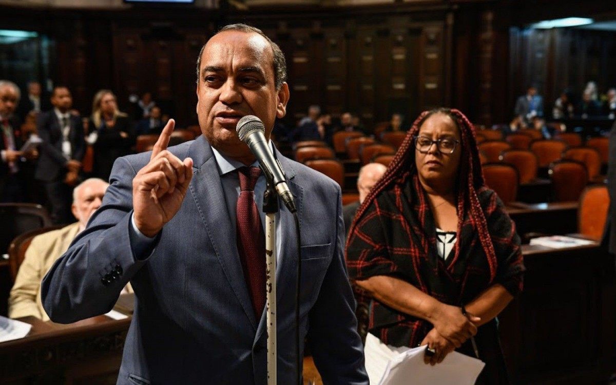 O PL &eacute; de autoria dos deputados estaduais Max Lemos (PSDB) e Andr&eacute; Ceciliano (PT). O Titula Rio ser&aacute; executado diretamente pelo Instituto de Terras e Cartografia do Estado do Rio de Janeiro (ITERJ)