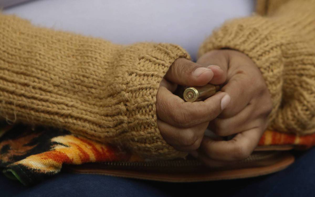 Policia - Familiares de Edvaldo Viana, de 42 anos, foram no IML para a libera&Atilde;&sect;ao do corpo e pedem por justi&Atilde;&sect;a. Alem dele, uma segunda pessoa tambem morreu baleada. Edvaldo Viana, de 42 anos, foi morto na noite desta ter&Atilde;&sect;a-feira (18), na Cidade de Deus, na Zona Oeste do Rio. O mototaxista e um homem que estava na garupa da moto foram baleados debaixo de um viaduto que da acesso a comunidade. Moradores acusam a PM pelas duas mortes. Na foto, Mirian dos Santos, 49 anos. Esposa da vitima.