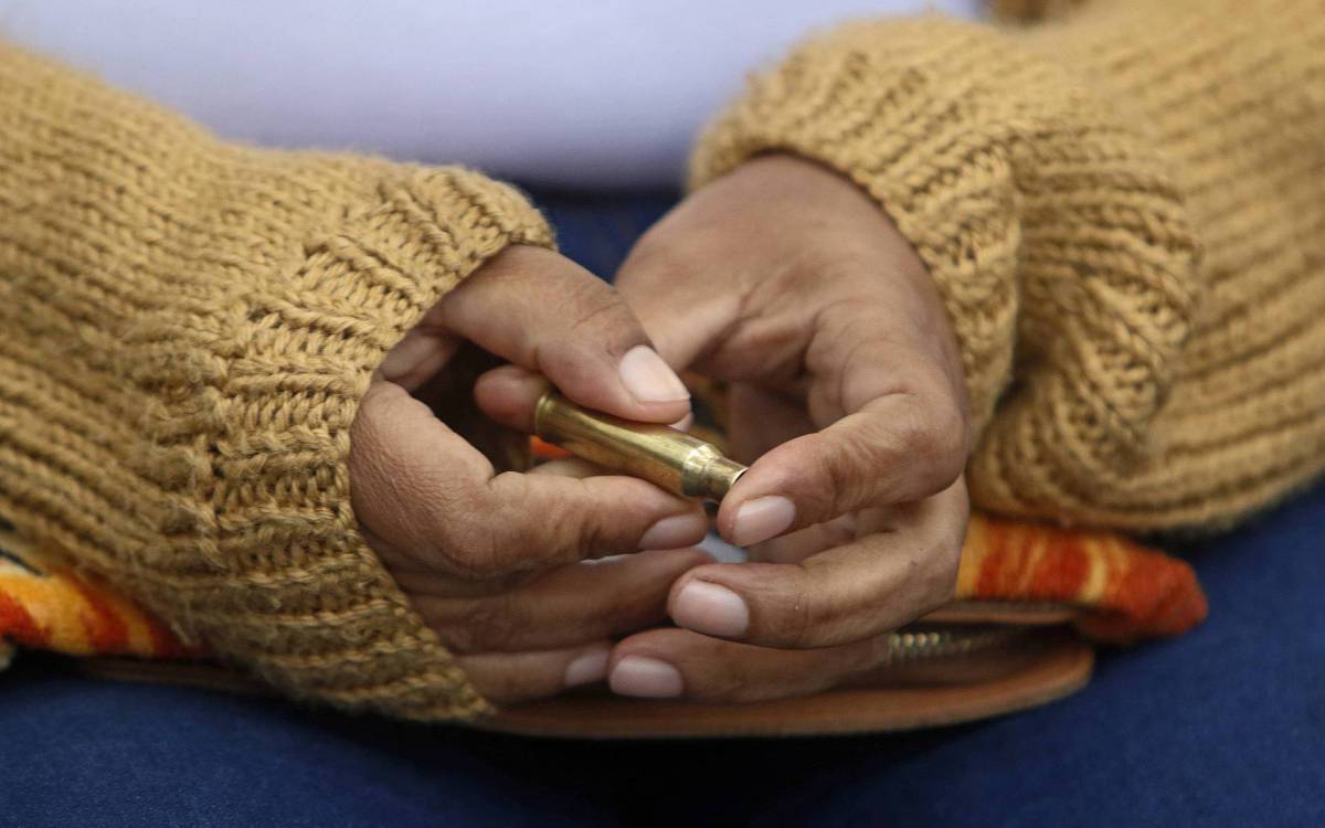 Policia - Familiares de Edvaldo Viana, de 42 anos, foram no IML para a libera&ccedil;ao do corpo e pedem por justi&ccedil;a. Alem dele, uma segunda pessoa tambem morreu baleada. Edvaldo Viana, de 42 anos, foi morto na noite desta ter&ccedil;a-feira (18), na Cidade de Deus, na Zona Oeste do Rio. O mototaxista e um homem que estava na garupa da moto foram baleados debaixo de um viaduto que da acesso a comunidade. Moradores acusam a PM pelas duas mortes. Na foto, Mirian dos Santos, 49 anos. Esposa da vitima.