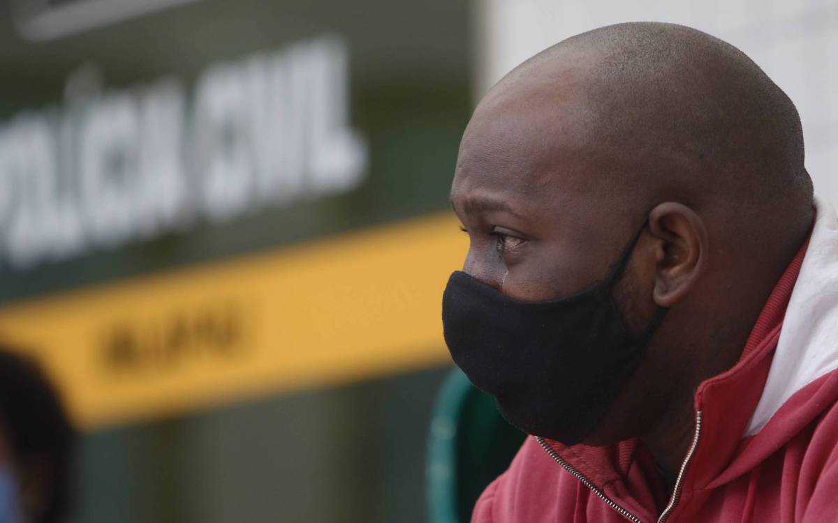 Policia - Familiares de Edvaldo Viana, de 42 anos, foram no IML para a libera&ccedil;ao do corpo e pedem por justi&ccedil;a. Alem dele, uma segunda pessoa tambem morreu baleada. Edvaldo Viana, de 42 anos, foi morto na noite desta ter&ccedil;a-feira (18), na Cidade de Deus, na Zona Oeste do Rio. O mototaxista e um homem que estava na garupa da moto foram baleados debaixo de um viaduto que da acesso a comunidade. Moradores acusam a PM pelas duas mortes. Na foto, um dos enteados do mototaxista, Paulo Henrique dos Santos Duarte, de 29 anos