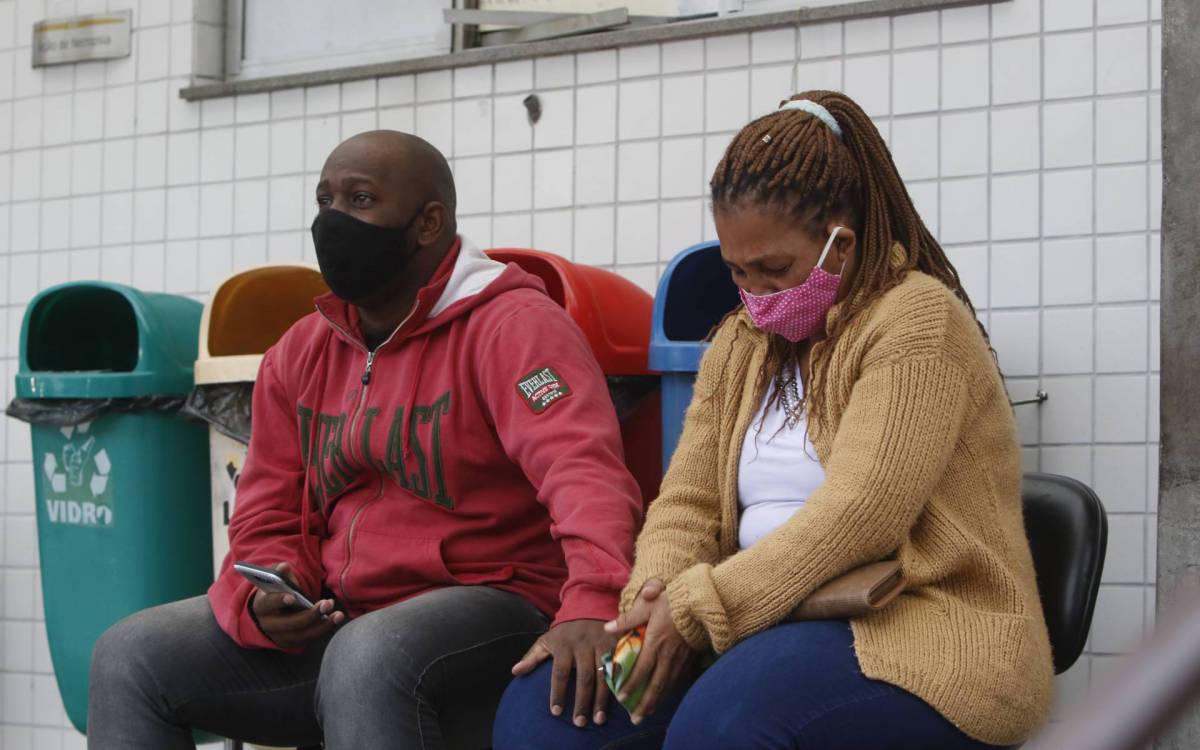 Policia - Familiares de Edvaldo Viana, de 42 anos, foram no IML para a libera&ccedil;ao do corpo e pedem por justi&ccedil;a. Alem dele, uma segunda pessoa tambem morreu baleada. Edvaldo Viana, de 42 anos, foi morto na noite desta ter&ccedil;a-feira (18), na Cidade de Deus, na Zona Oeste do Rio. O mototaxista e um homem que estava na garupa da moto foram baleados debaixo de um viaduto que da acesso a comunidade. Moradores acusam a PM pelas duas mortes. Na foto, Mirian dos Santos, 49 anos. Esposa da vitima e o filho, um dos enteados do mototaxista, Paulo Henrique dos Santos Duarte, de 29 anos