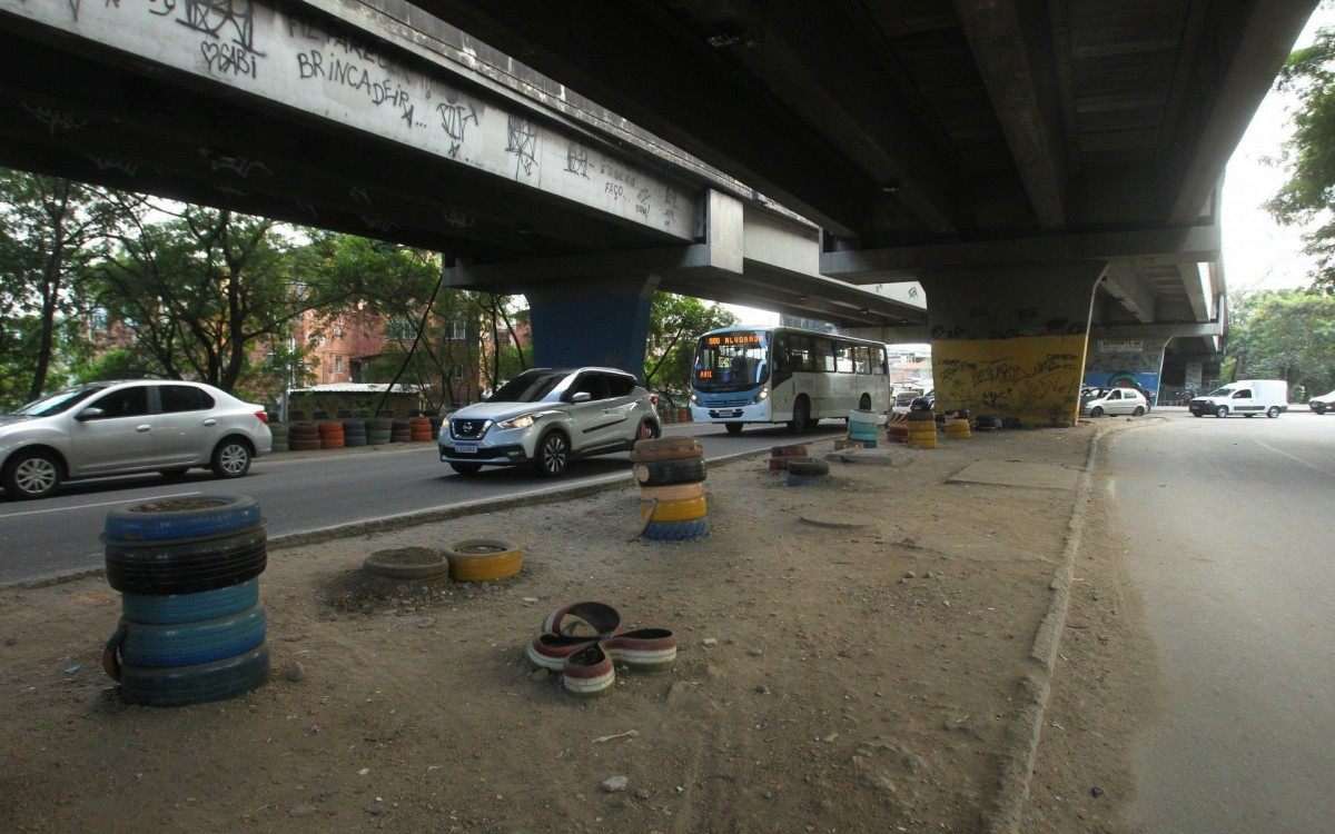 Local na Cidade de Deus, onde um motociclista Edvaldo foi morto na ter&ccedil;a-feira (18) e a pintura com o rosto do outro motociclista que morreu no mesmo lugar em janeiro.
