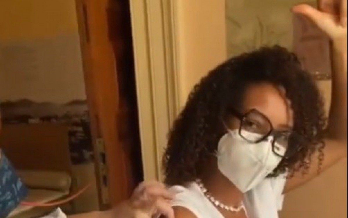 Ta&iacute;s Araujo recebe vacina contra covid-19