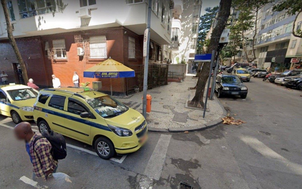 Vazamento em tubula&ccedil;&atilde;o de &aacute;gua no bairro do Leme, na Zona Sul do Rio 