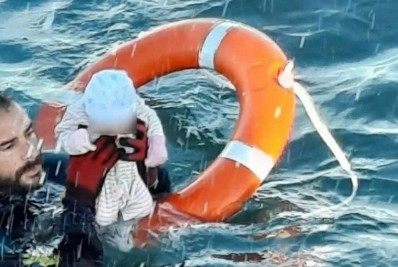 'Foi traumático', diz soldado espanhol após salvar um bebê de afogamento