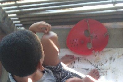 Justiça converte em preventiva prisão de mãe e avó que mantinham menino autista em canil 