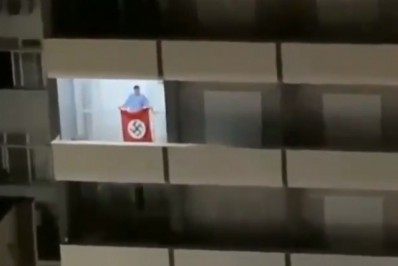 Polícia Civil conclui inquérito que investiga ação de homem que balançando bandeira nazista em SC