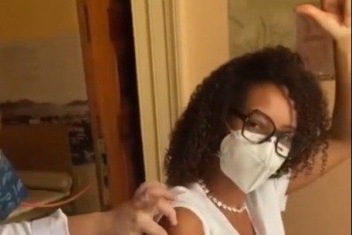 Aos 42, Taís Araujo toma vacina contra covid-19: 'Muito obrigada ao SUS'