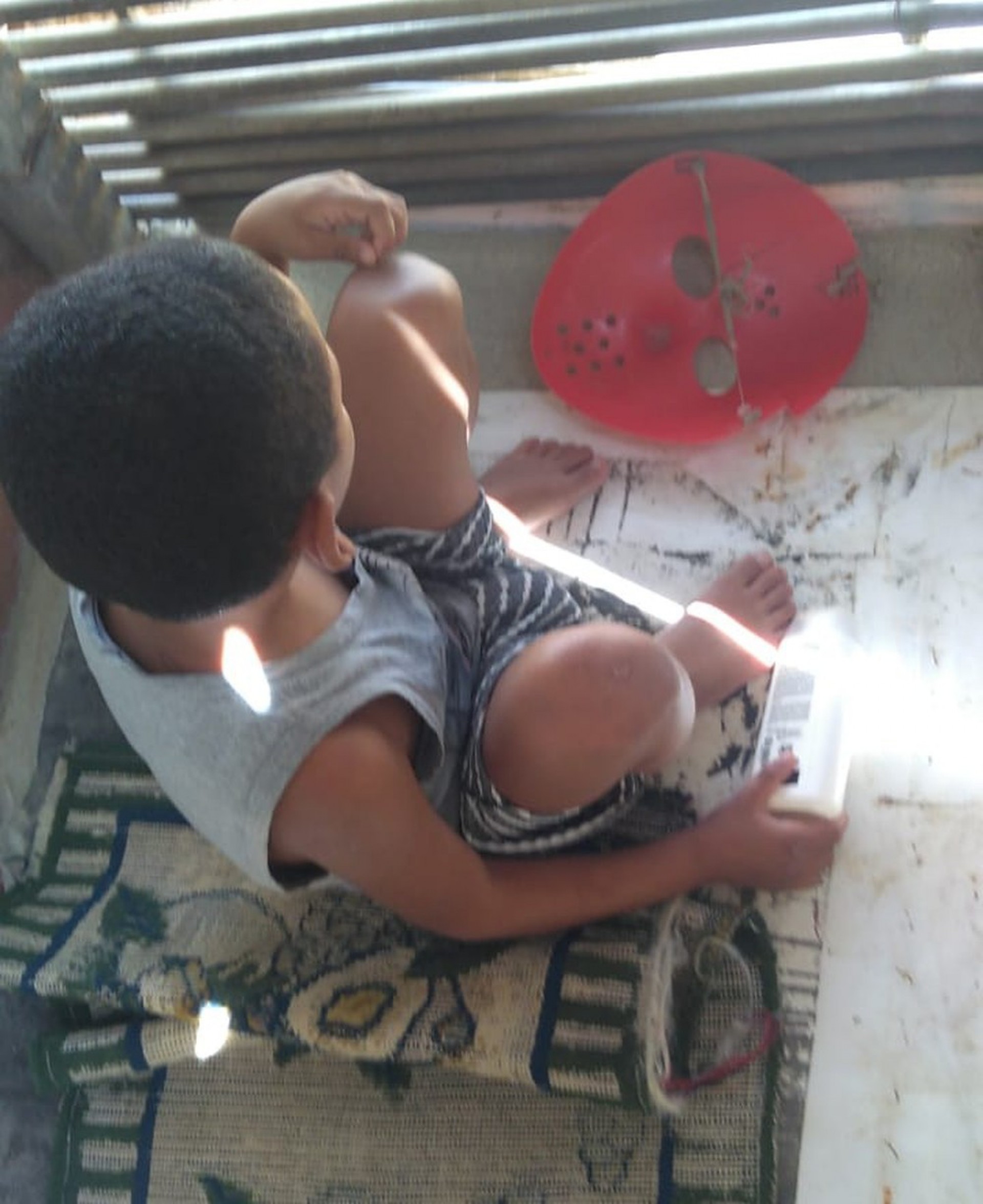 Justi&ccedil;a converte em preventiva pris&atilde;o de m&atilde;e e av&oacute; que mantinham menino autista em canil 