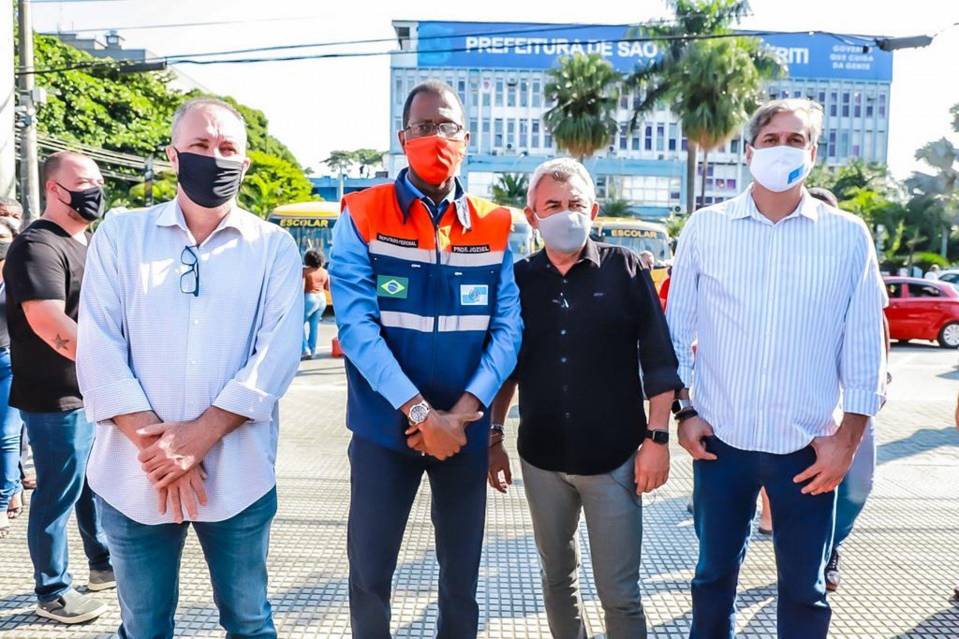 Os deputados federais, Gelson Azevedo e Professor Joziel, responsáveis pelas emendas, realizaram a entrega dos veículos pessoalmente - Divulgação