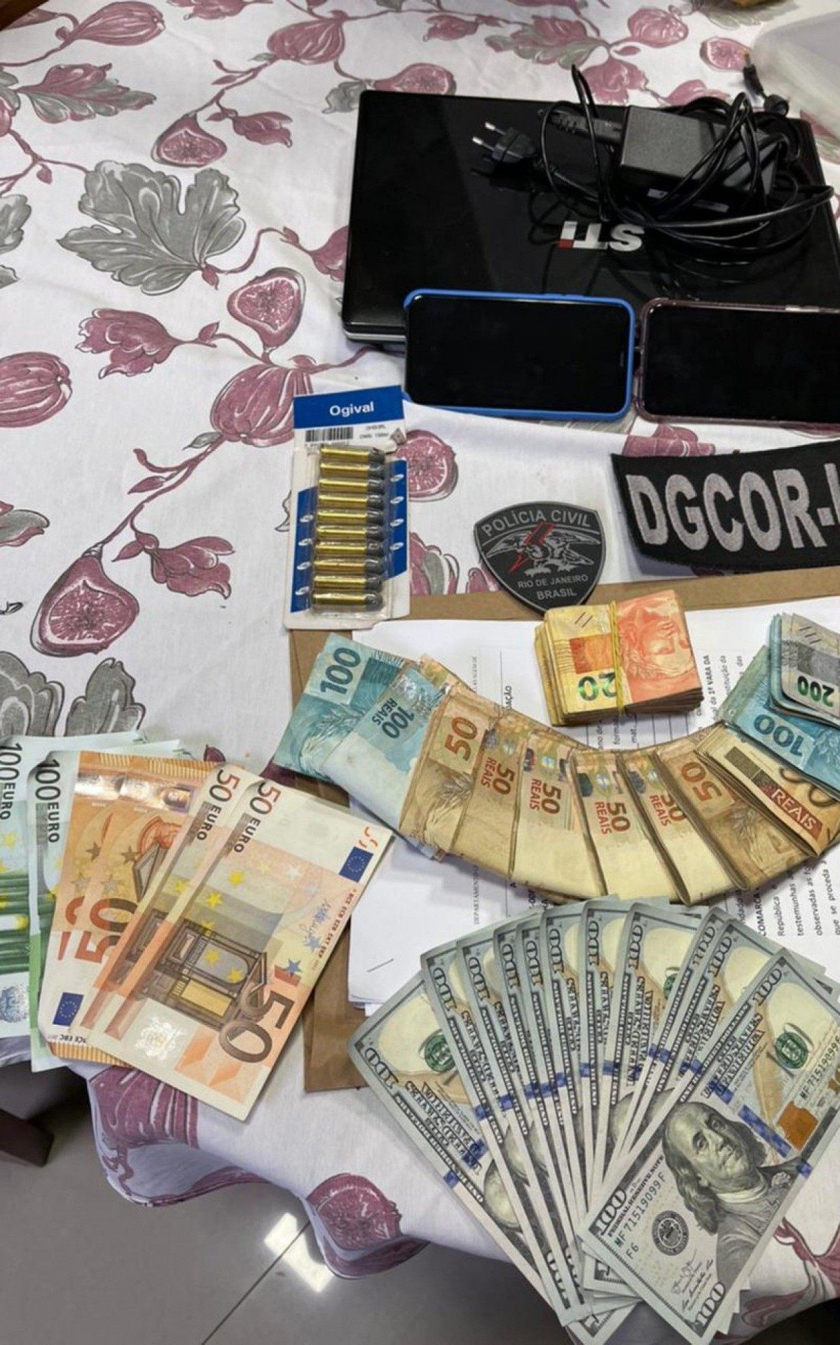 Material apreendido na casa do irm&atilde;o do ex-prefeito de Saquarema 