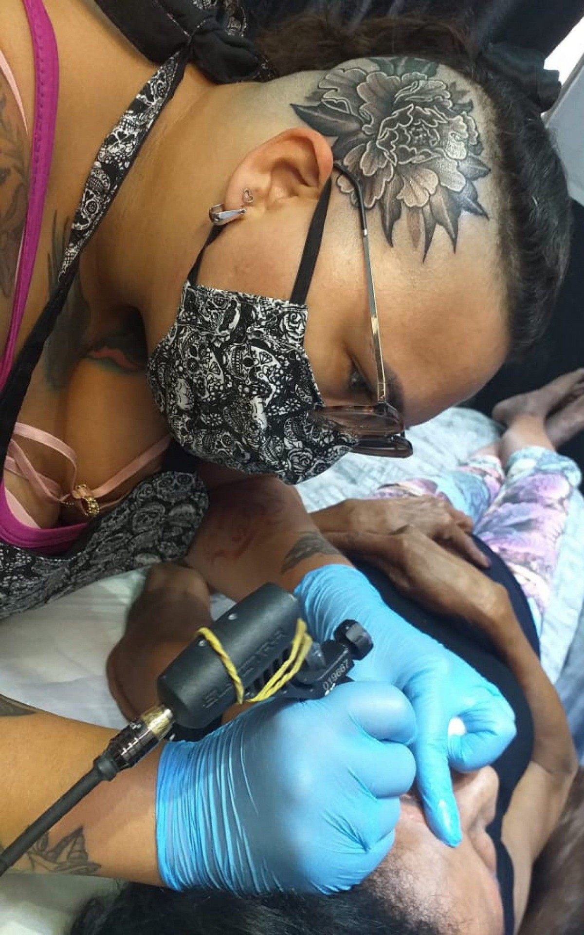 Tatiana é tatuadora e moradora do Jacarezinho - ARQUIVO PESSOAL
