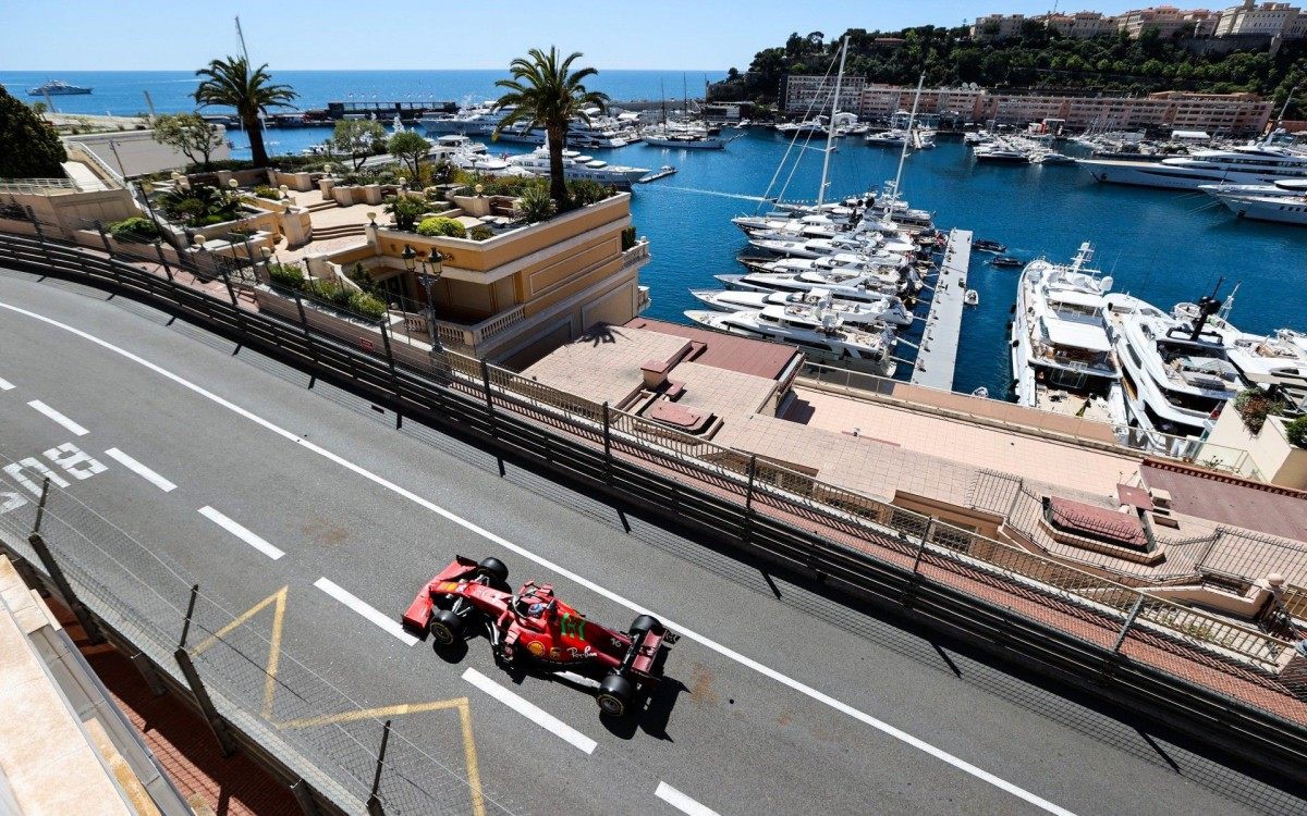 Em casa, Charles Leclerc foi o mais r&aacute;pido no primeiro dia do GP de M&ocirc;naco com Ferrari