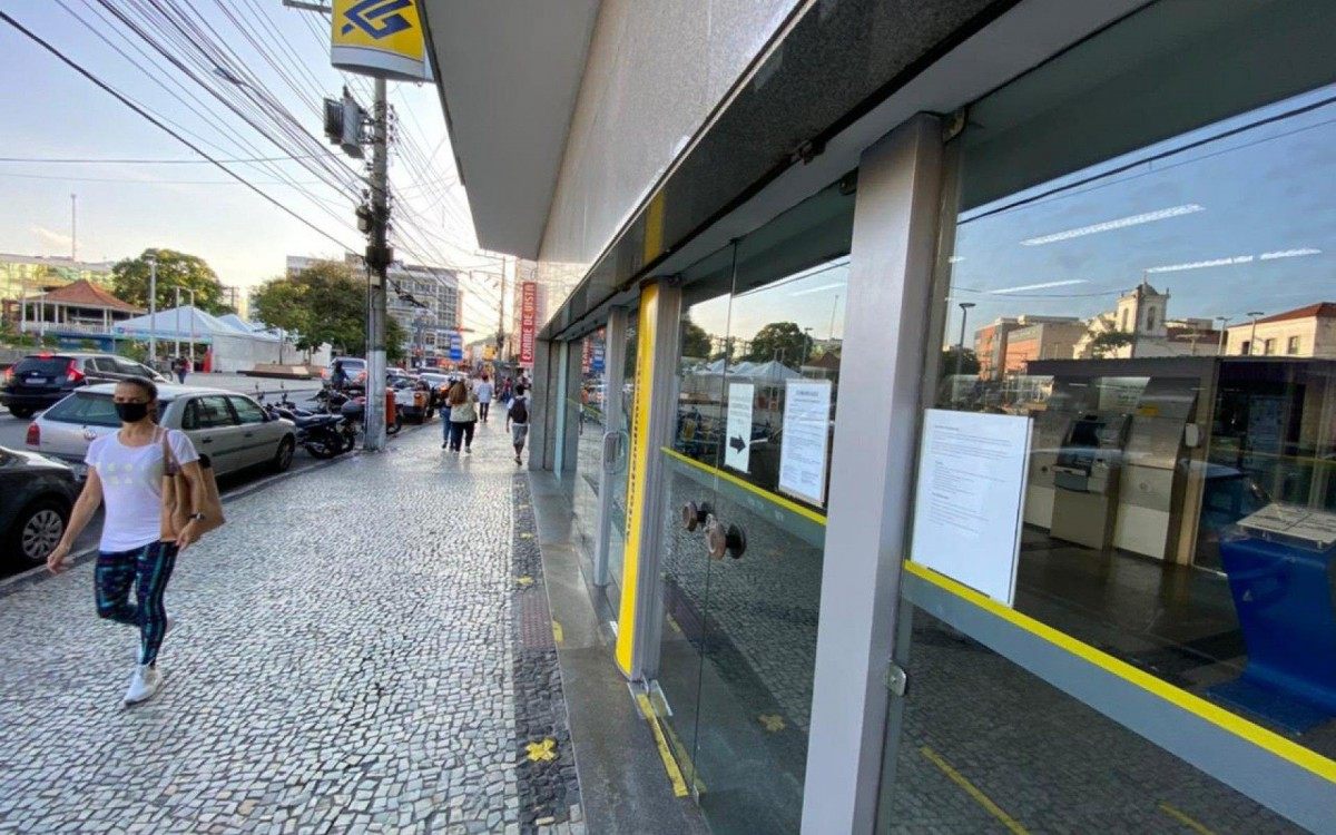 Um comunicado afixado na porta da ag&ecirc;ncia afirma que o fechamento &eacute; por tempo indeterminado ou ap&oacute;s manifesta&ccedil;&atilde;o do contr&aacute;rio pela empresa.