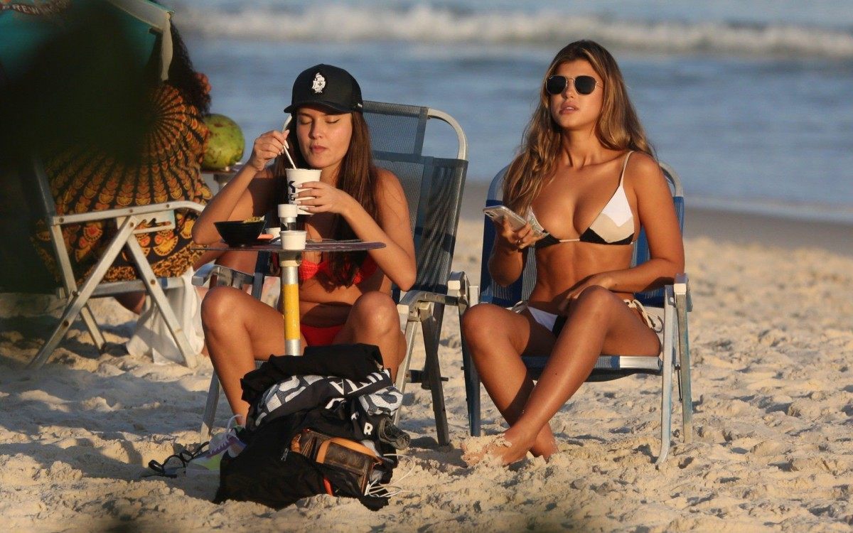 Ex-BBB Thaís curte dia de sol na Praia da Barra da Tijuca, na Zona Oeste do Rio