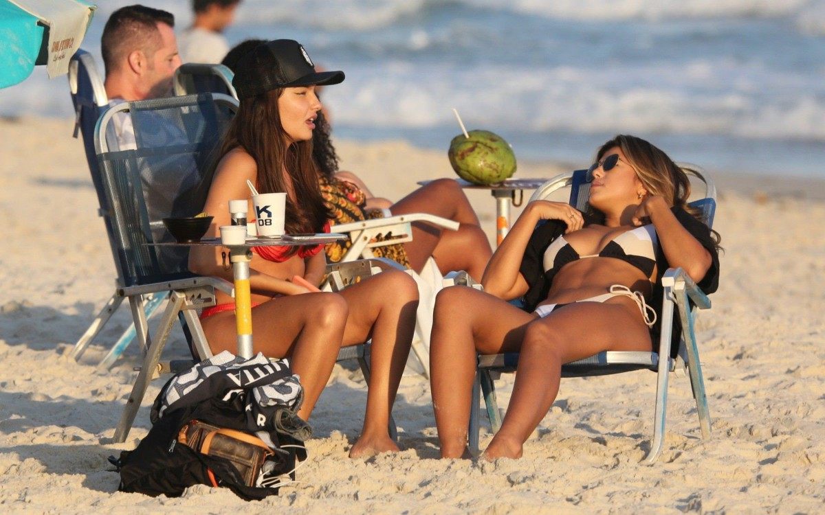 Ex-BBB Thaís curte dia de sol na Praia da Barra da Tijuca, na Zona Oeste do Rio