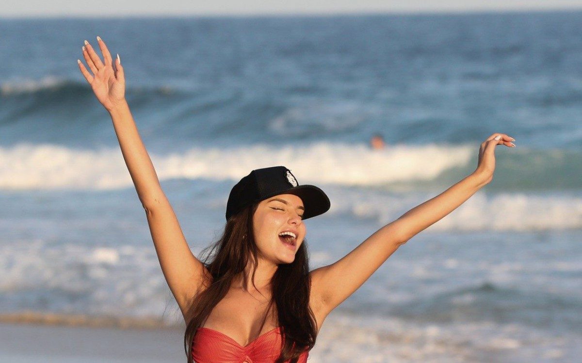 Ex-BBB Thaís curte dia de sol na Praia da Barra da Tijuca, na Zona Oeste do Rio